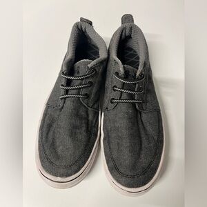 Under Armour Boys Casual Shoes
Size 5
Gray